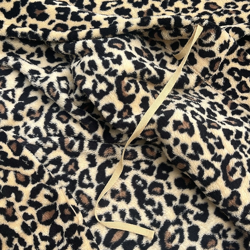 ❄️ Cheetah Print Fuzzy Robe - Picture 6 of 7
